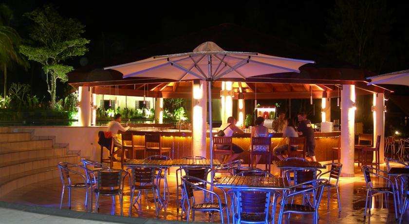The Warwick Fiji Hotel Korolevu  Екстериор снимка The bar at the pool