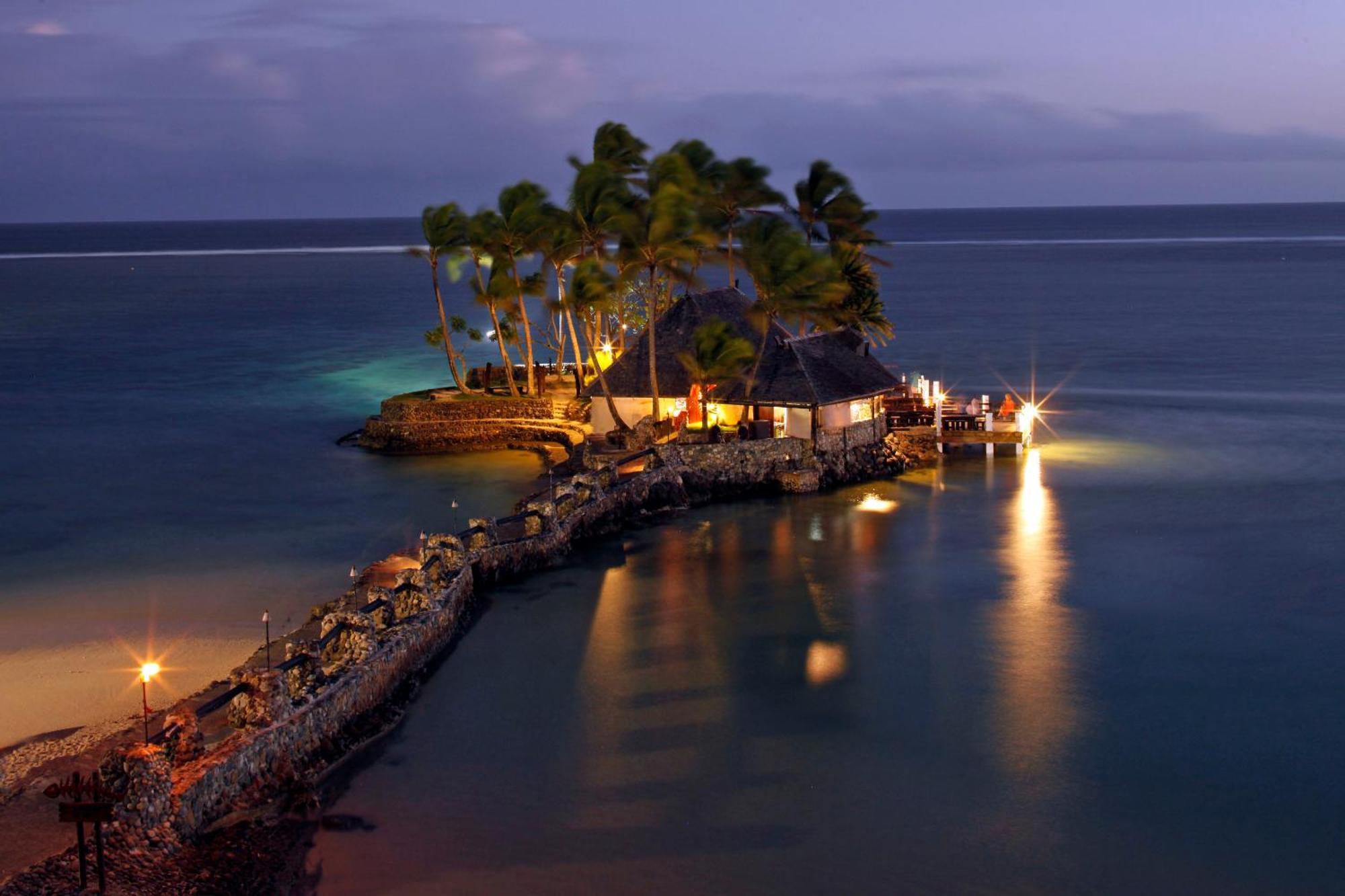 The Warwick Fiji Hotel Korolevu  Екстериор снимка The Rock at night