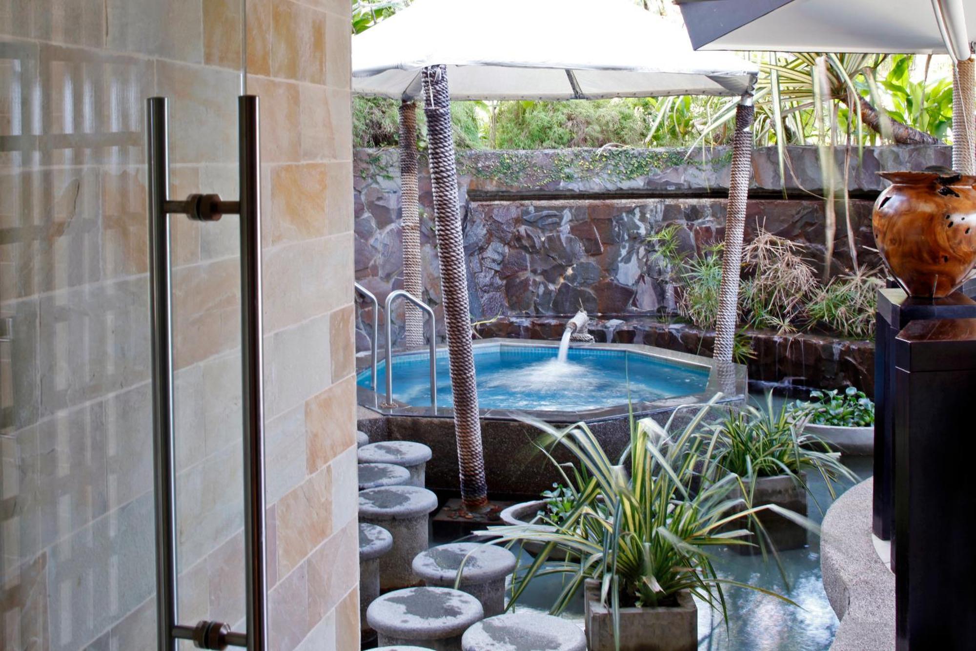 The Warwick Fiji Hotel Korolevu  Екстериор снимка A private onsen in Hawaii