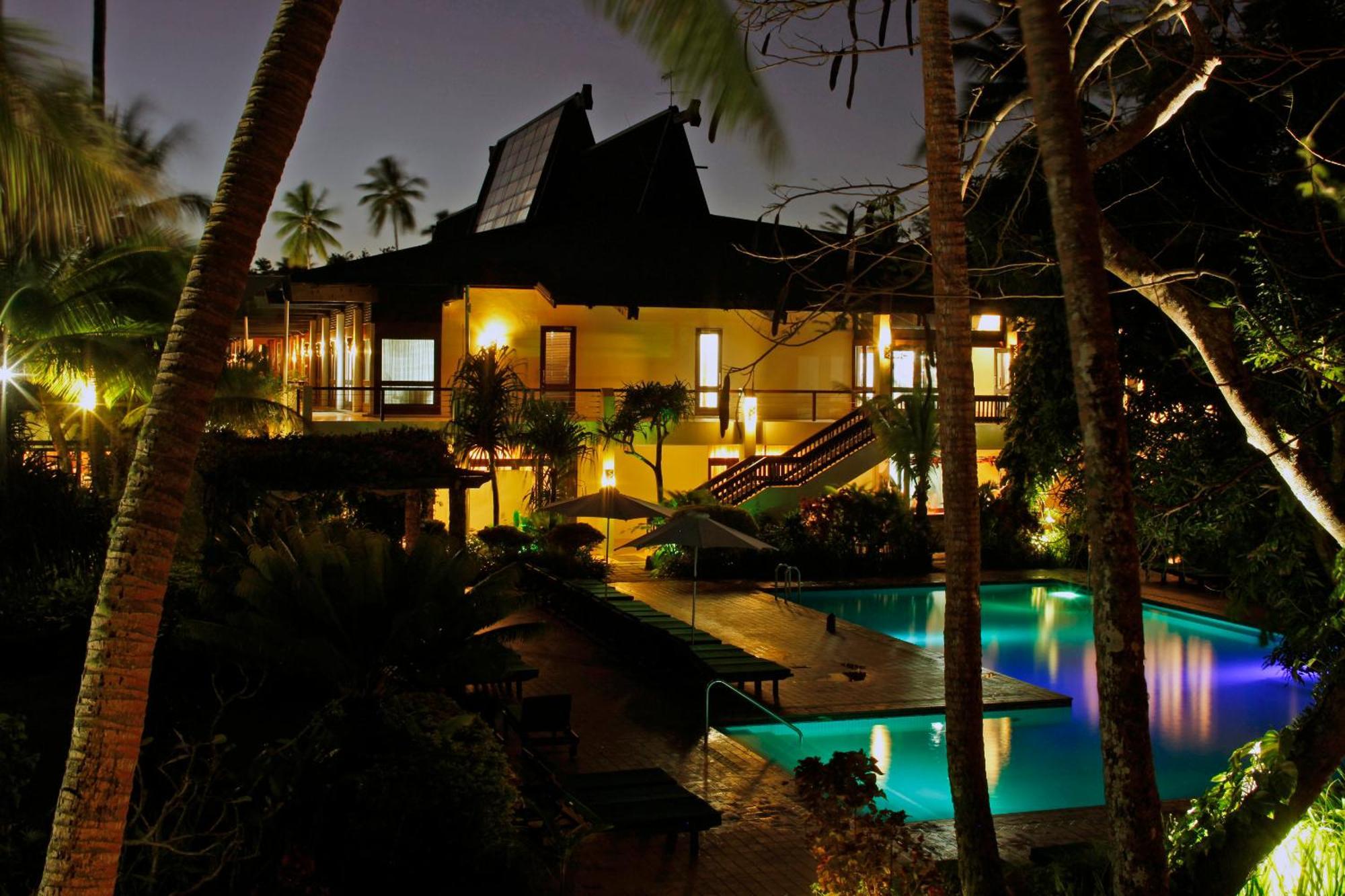The Warwick Fiji Hotel Korolevu  Екстериор снимка The house at night